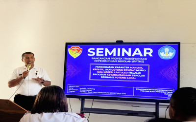 KEPALA SMA NEGERI 1 FATULEU LAKSANAKAN PENGIMBASAN MATERI PROYEK TRANSFORMASI KEPEMIMPINAN SEKOLAH KEPADA GURU DAN TENAGA KEPENDIDIKAN
